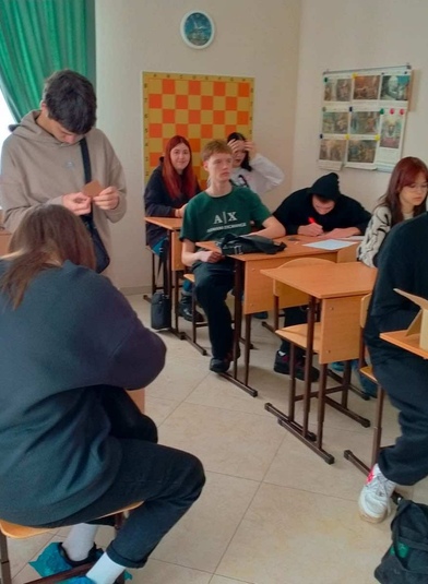 Разговоры о Блокадном Ленинграде сопровождались изготовлением заготовок для окопных свечей